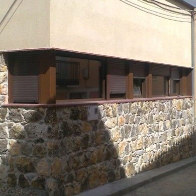 Ventanal esquina aluminio lacado oxiron serie europea