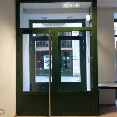 Contrapuerta cortavientos en aluminio lacado interior de local
