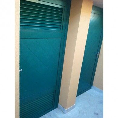 Puerta Ciega con Lama en espiga Aluminio Lacado Celosia superior para ventilación