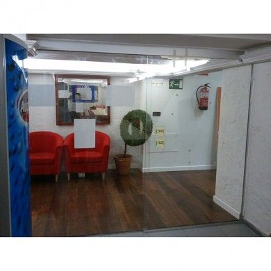 Puerta corredera suspendida carril superior vidrio templado