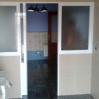 Puerta corredera suspendida sobre guia Klein Aluminio Lacado blanco Serie europea
